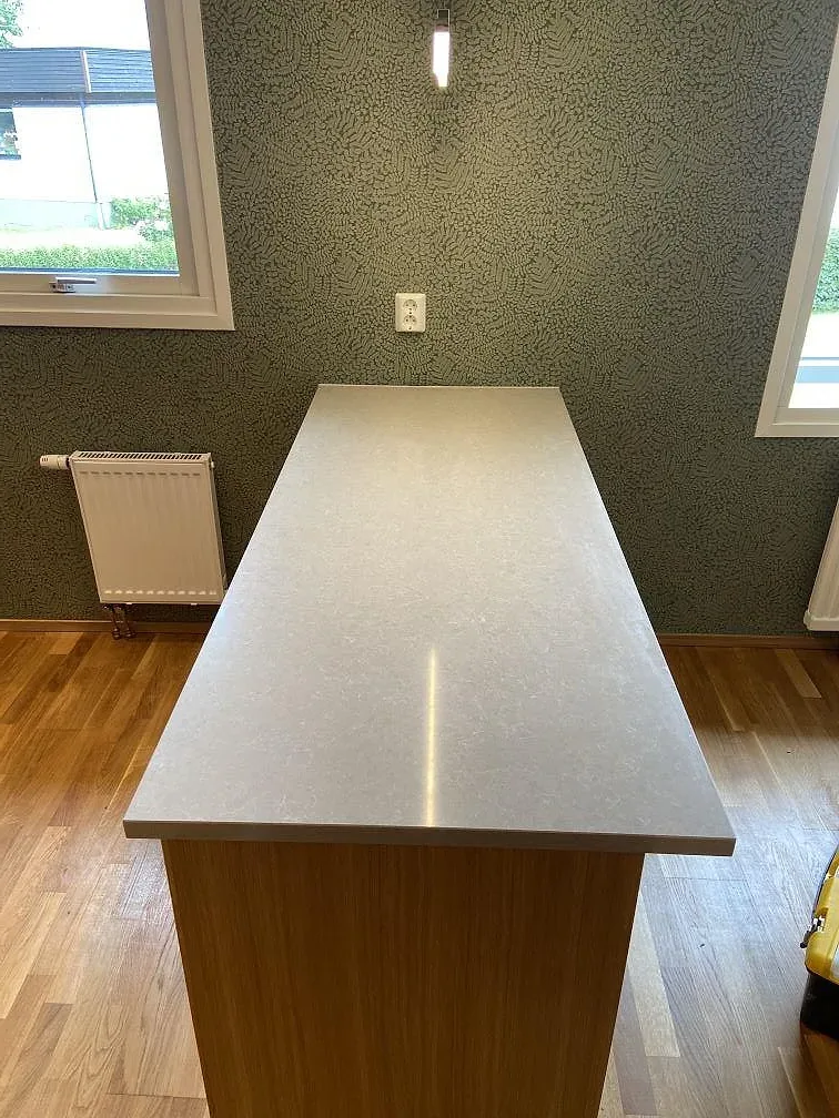 Køkkenbordplade i Technistone Noble Ivory White, Horred – billede 2
