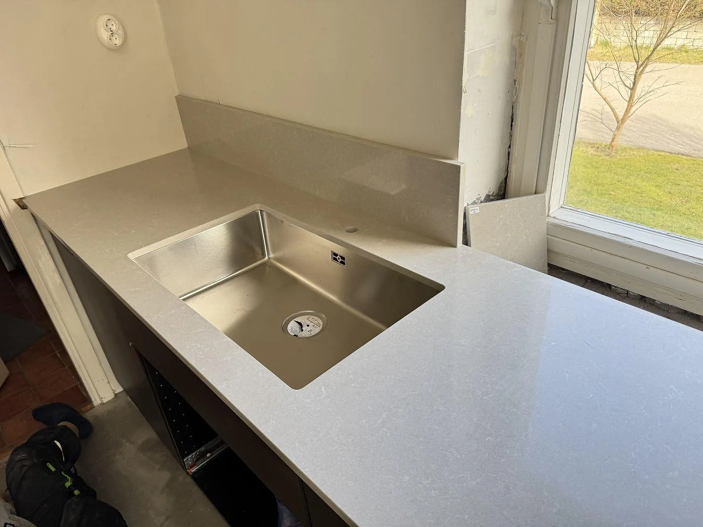 Køkkenbordplade i Technistone Noble Ivory White, Hovås – billede 2