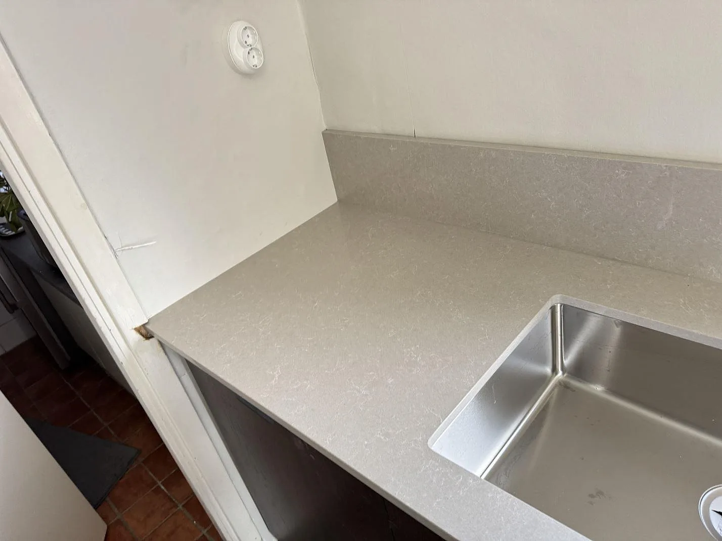 Køkkenbordplade i Technistone Noble Ivory White, Hovås – billede 4