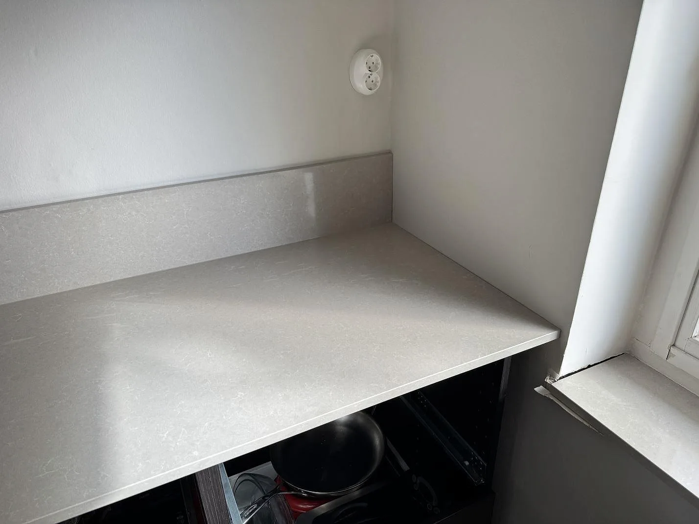 Køkkenbordplade i Technistone Noble Ivory White, Hovås – billede 6
