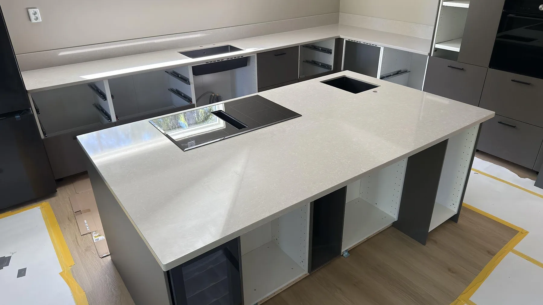 Køkkenbordplade i Technistone Noble Ivory White, Ingarö – billede 2