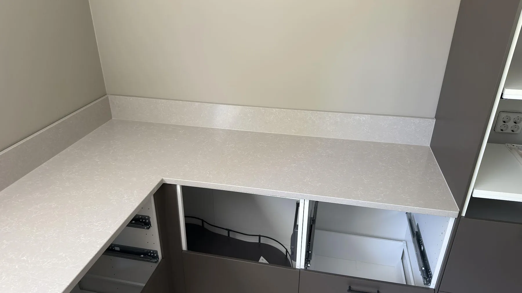 Køkkenbordplade i Technistone Noble Ivory White, Ingarö – billede 4