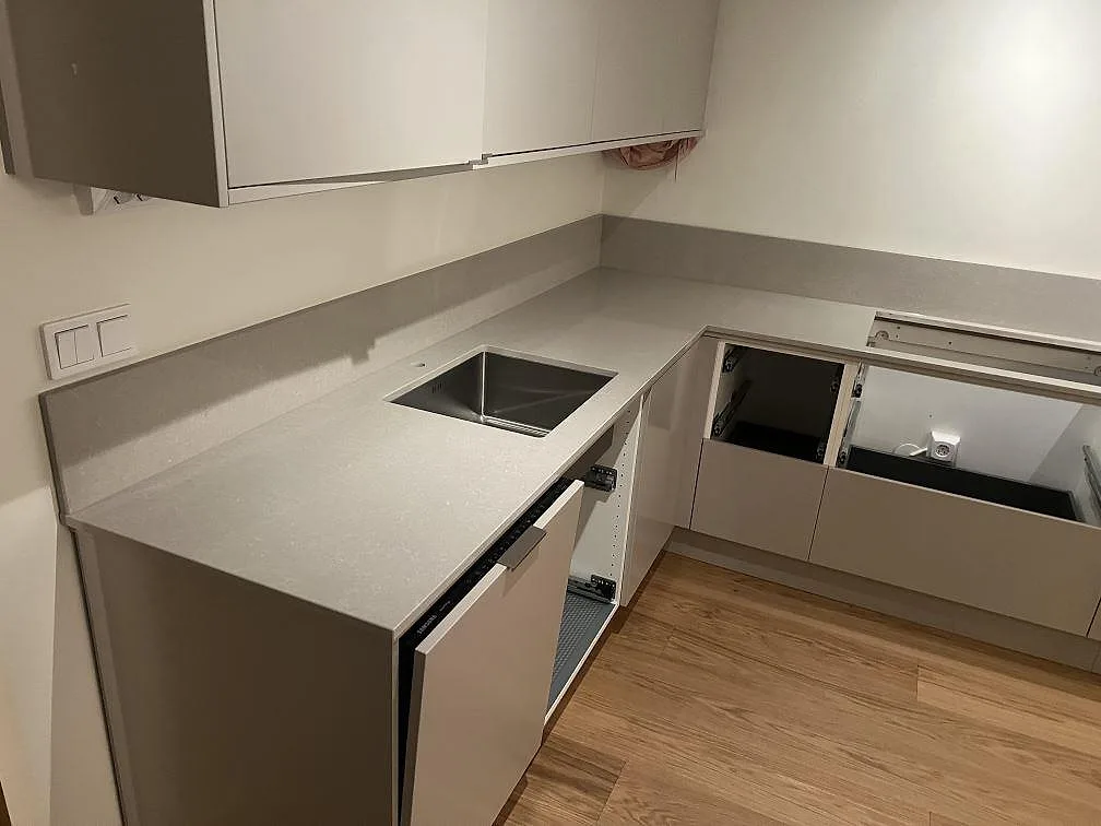 Køkkenbordplade i Technistone Noble Ivory White, Järfälla – billede 2