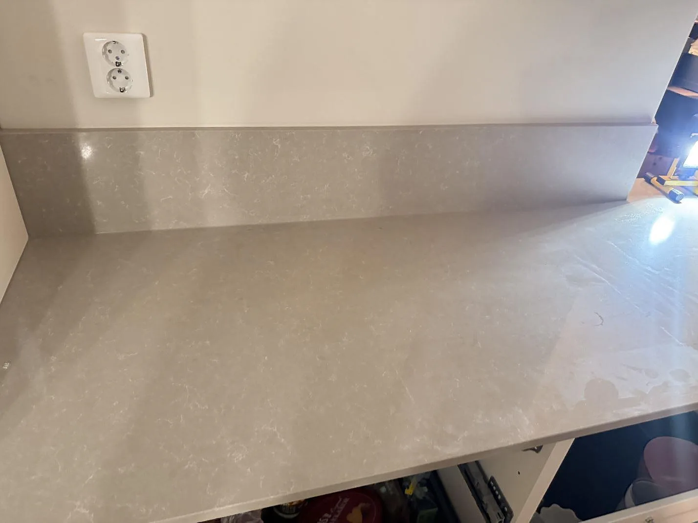 Køkkenbordplade i Technistone Noble Ivory White, Jönköping – billede 7