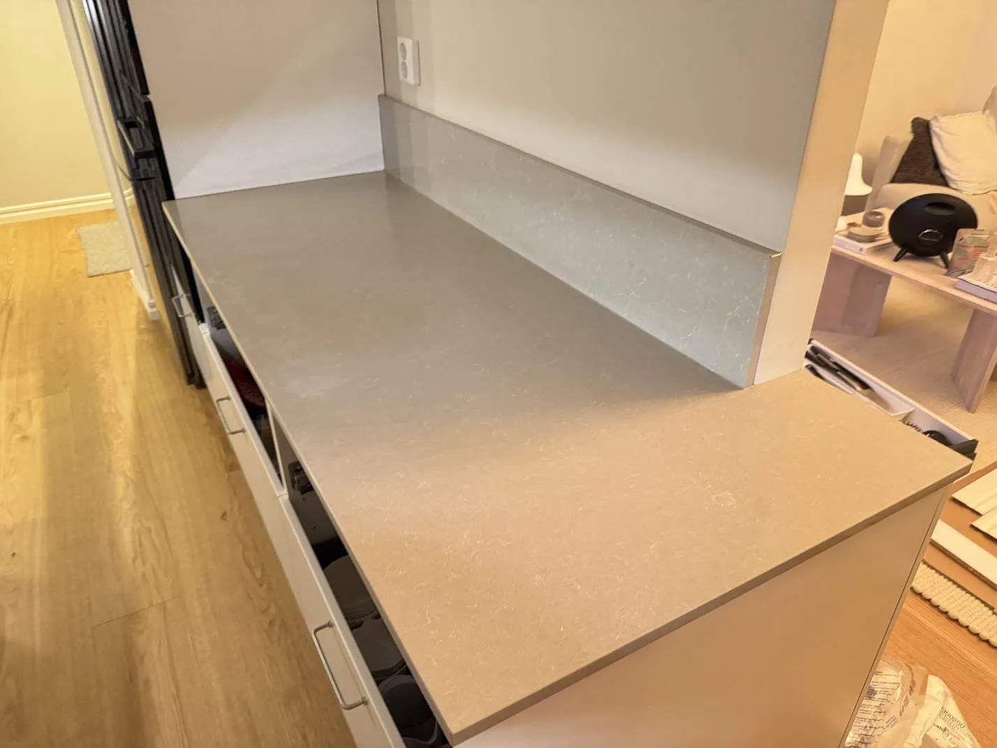 Køkkenbordplade i Technistone Noble Ivory White, Jönköping – billede 5