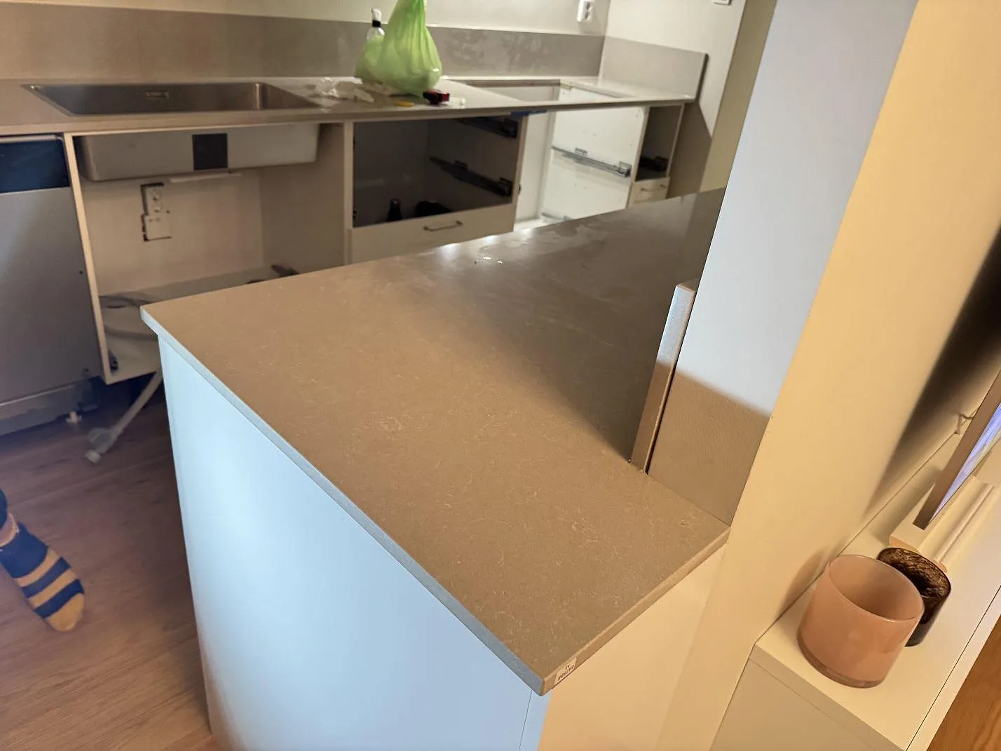 Køkkenbordplade i Technistone Noble Ivory White, Jönköping – billede 2