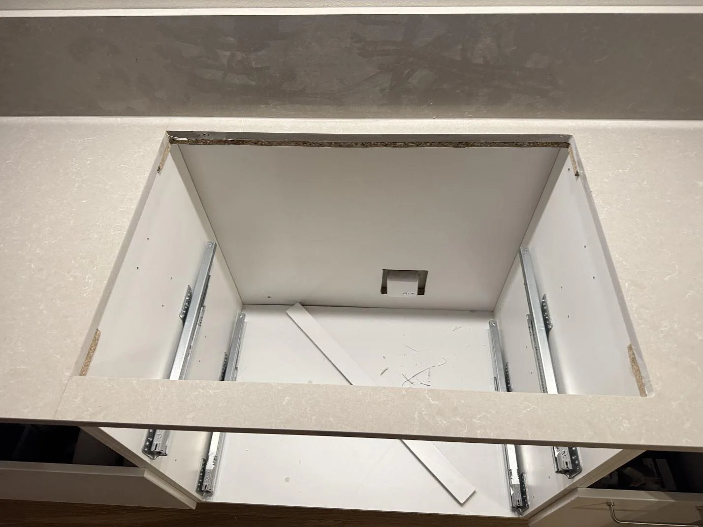 Køkkenbordplade i Technistone Noble Ivory White, Jönköping – billede 4