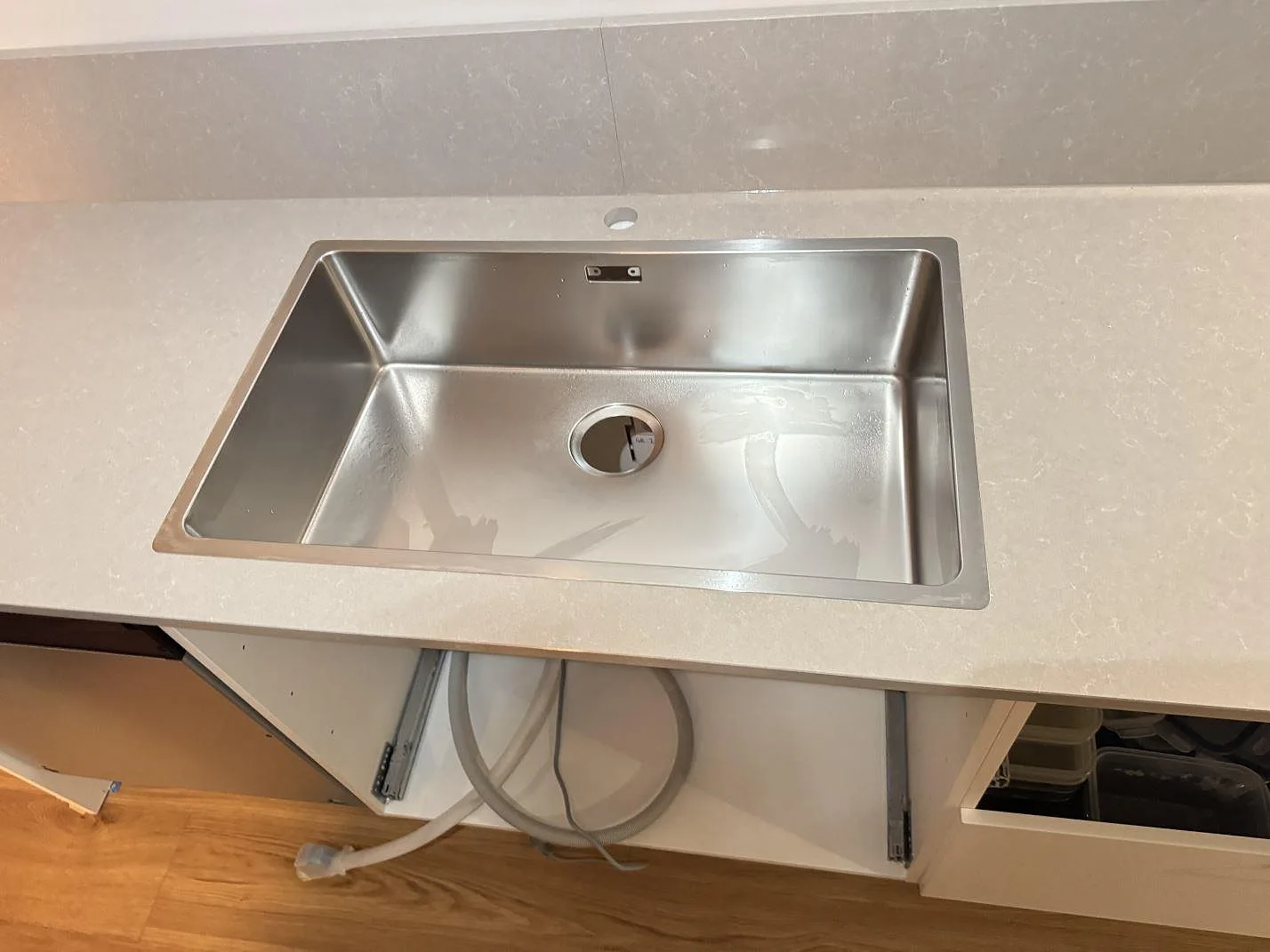 Køkkenbordplade i Technistone Noble Ivory White, Jönköping – billede 3