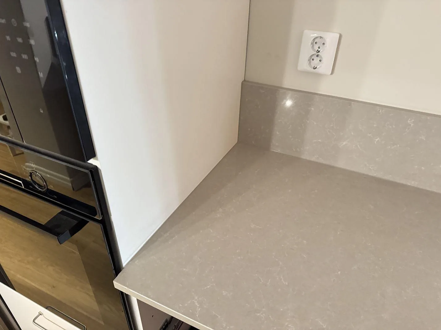 Køkkenbordplade i Technistone Noble Ivory White, Jönköping – billede 6
