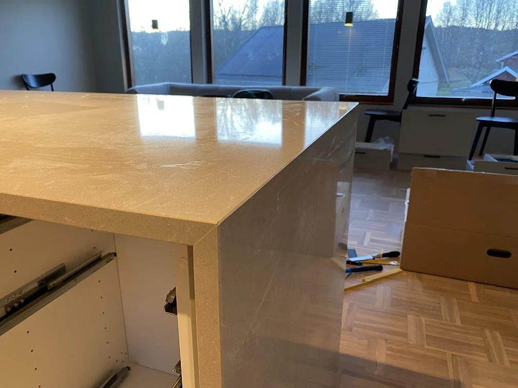 Køkkenbordplade i Technistone Noble Ivory White, Jönköping – billede 3