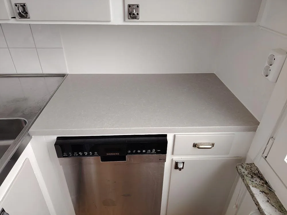 Gennemført projekt: Køkkenbordplade i Technistone Noble Ivory White, Johanneshov.