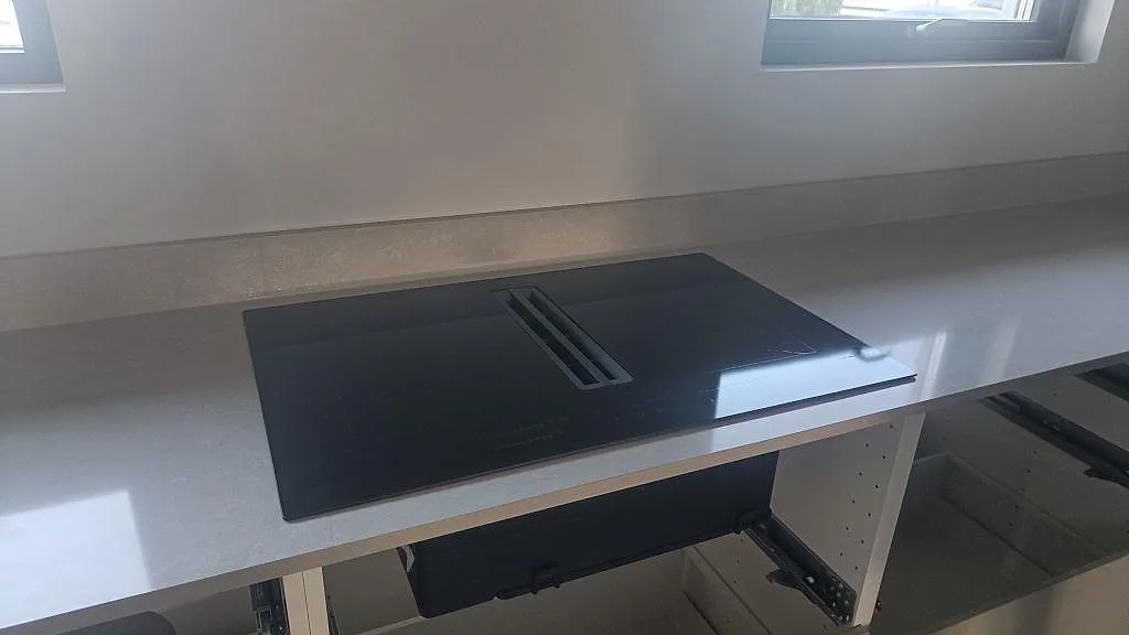 Køkkenbordplade i Technistone Noble Ivory White, Kalmar – billede 4