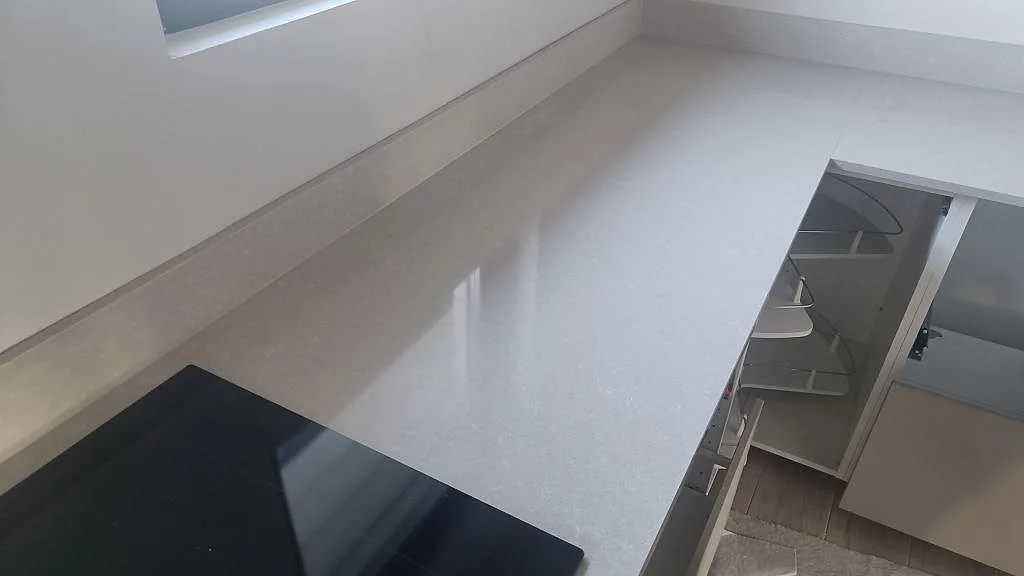 Køkkenbordplade i Technistone Noble Ivory White, Kalmar – billede 2