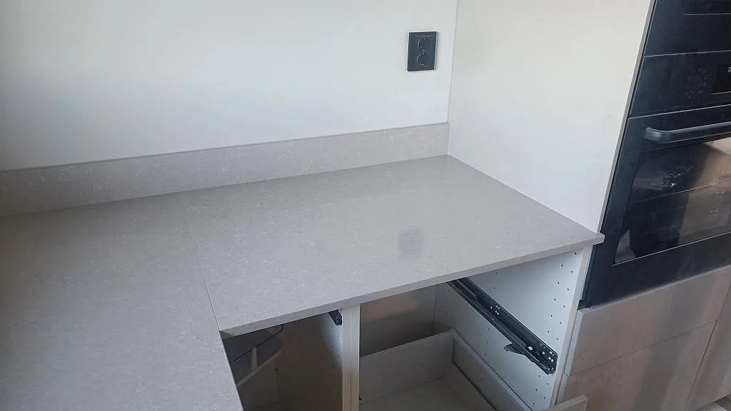 Køkkenbordplade i Technistone Noble Ivory White, Kalmar – billede 5