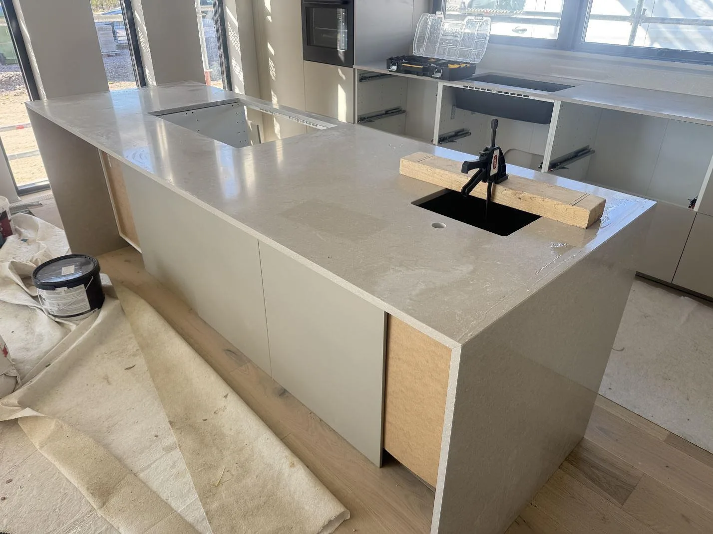 Køkkenbordplade i Technistone Noble Ivory White, Kalmar – billede 2