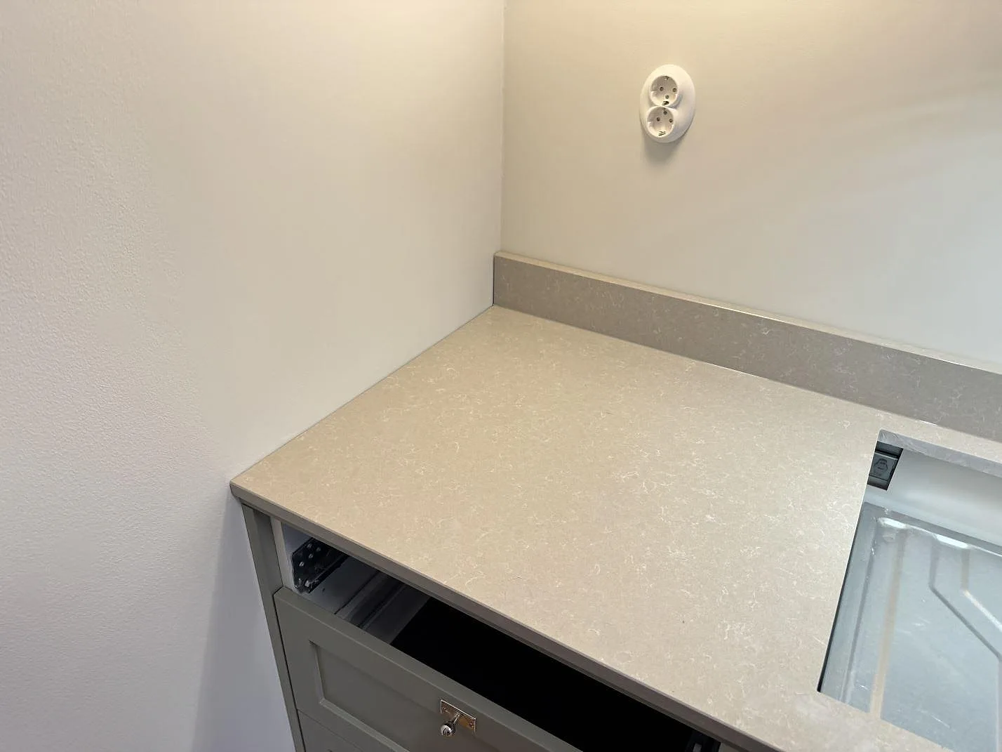 Køkkenbordplade i Technistone Noble Ivory White, Kalmar – billede 5