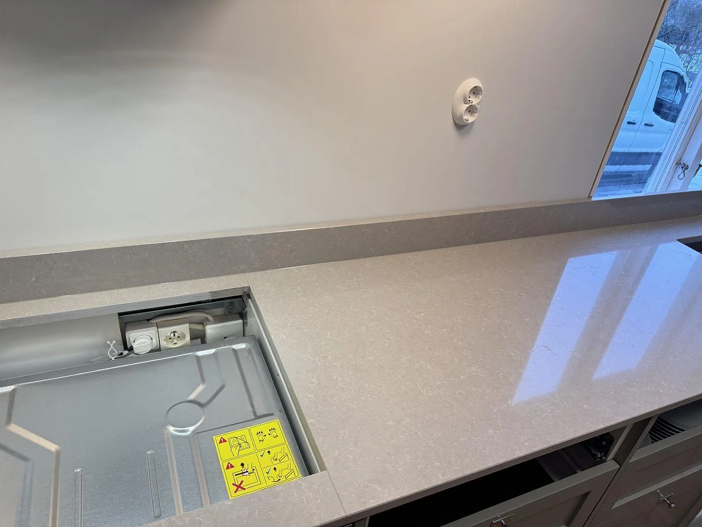 Køkkenbordplade i Technistone Noble Ivory White, Kalmar – billede 6
