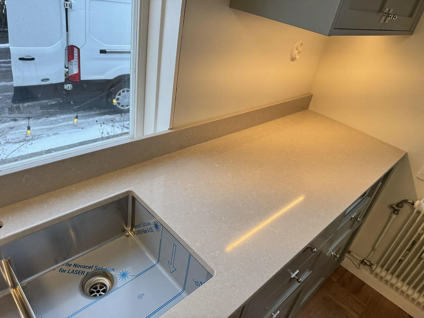 Køkkenbordplade i Technistone Noble Ivory White, Kalmar – billede 2