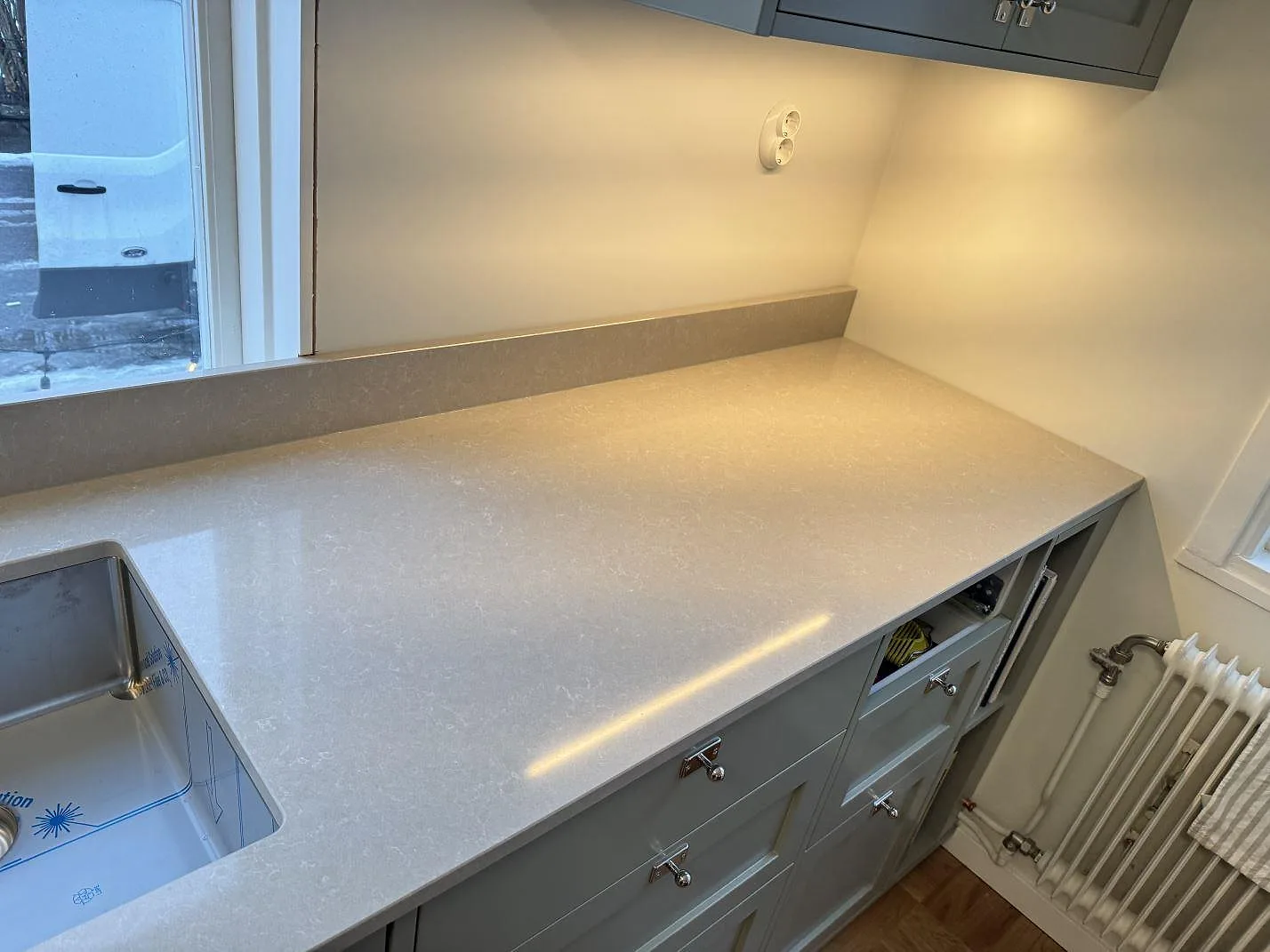 Køkkenbordplade i Technistone Noble Ivory White, Kalmar – billede 3