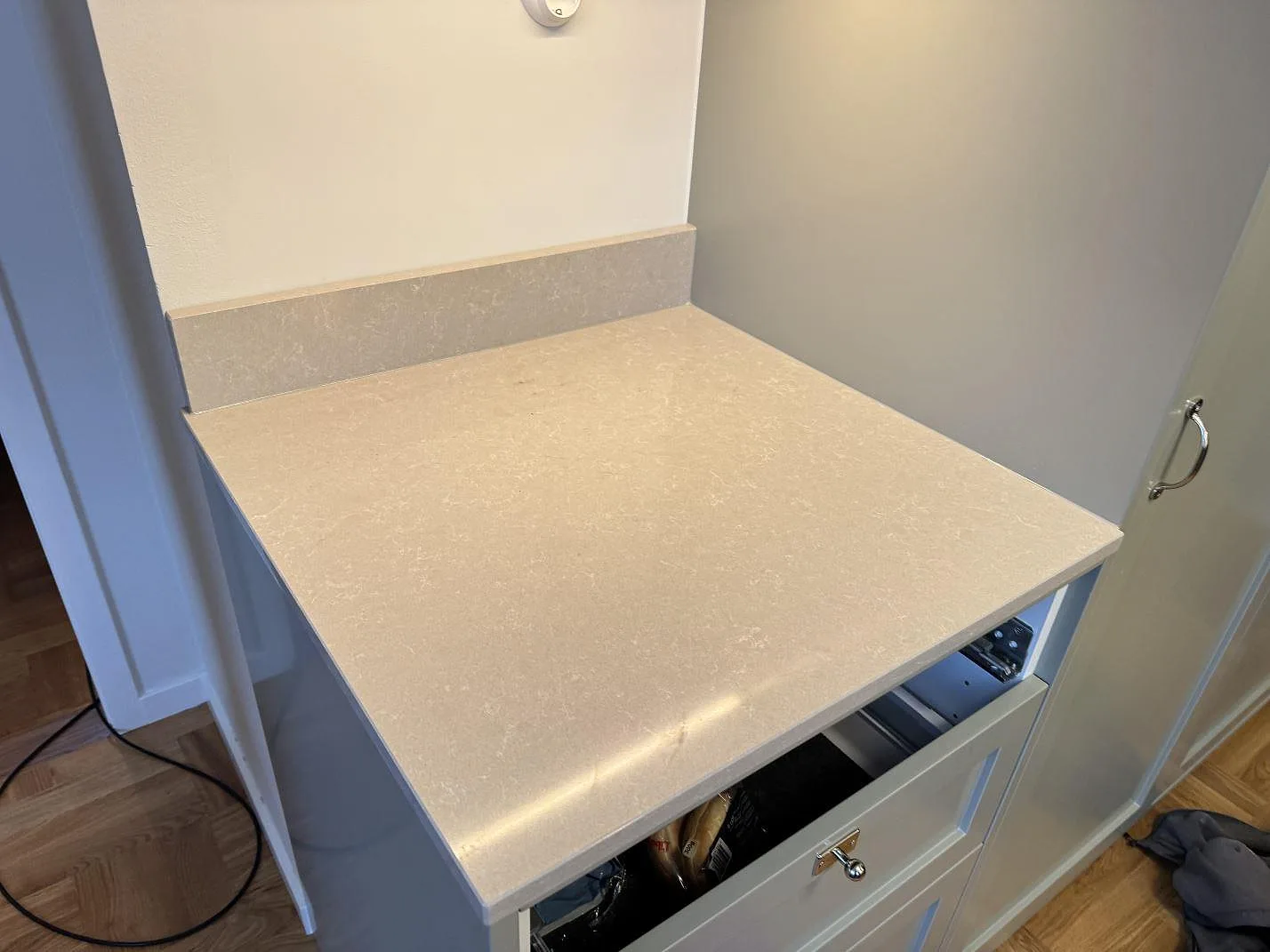 Køkkenbordplade i Technistone Noble Ivory White, Kalmar – billede 4