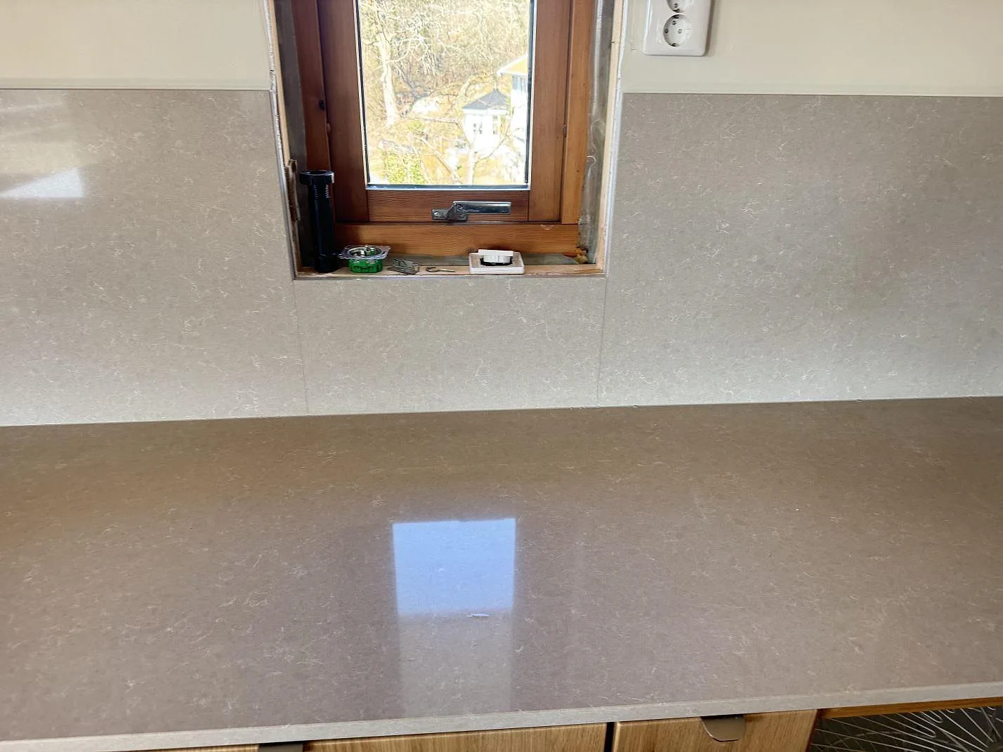 Køkkenbordplade i Technistone Noble Ivory White, Karlshamn – billede 6