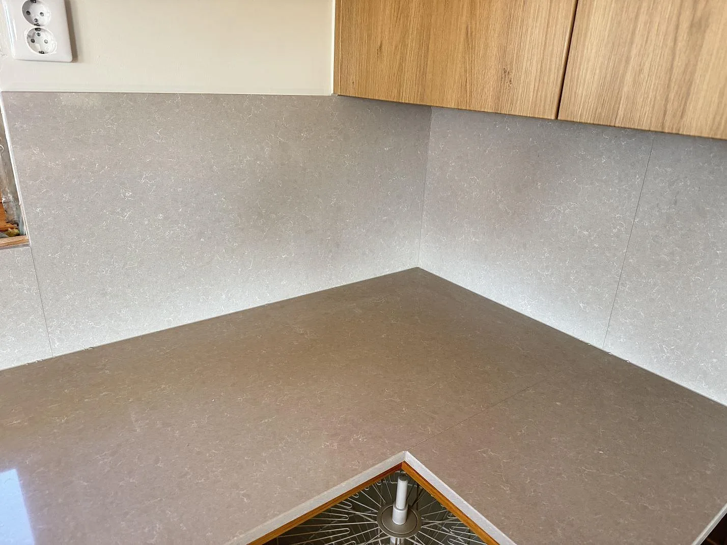 Køkkenbordplade i Technistone Noble Ivory White, Karlshamn – billede 7