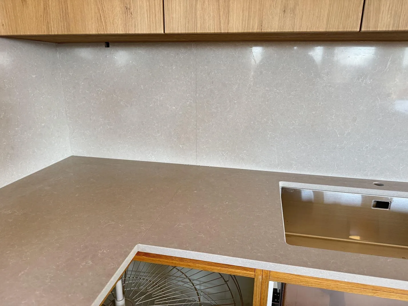 Køkkenbordplade i Technistone Noble Ivory White, Karlshamn – billede 5