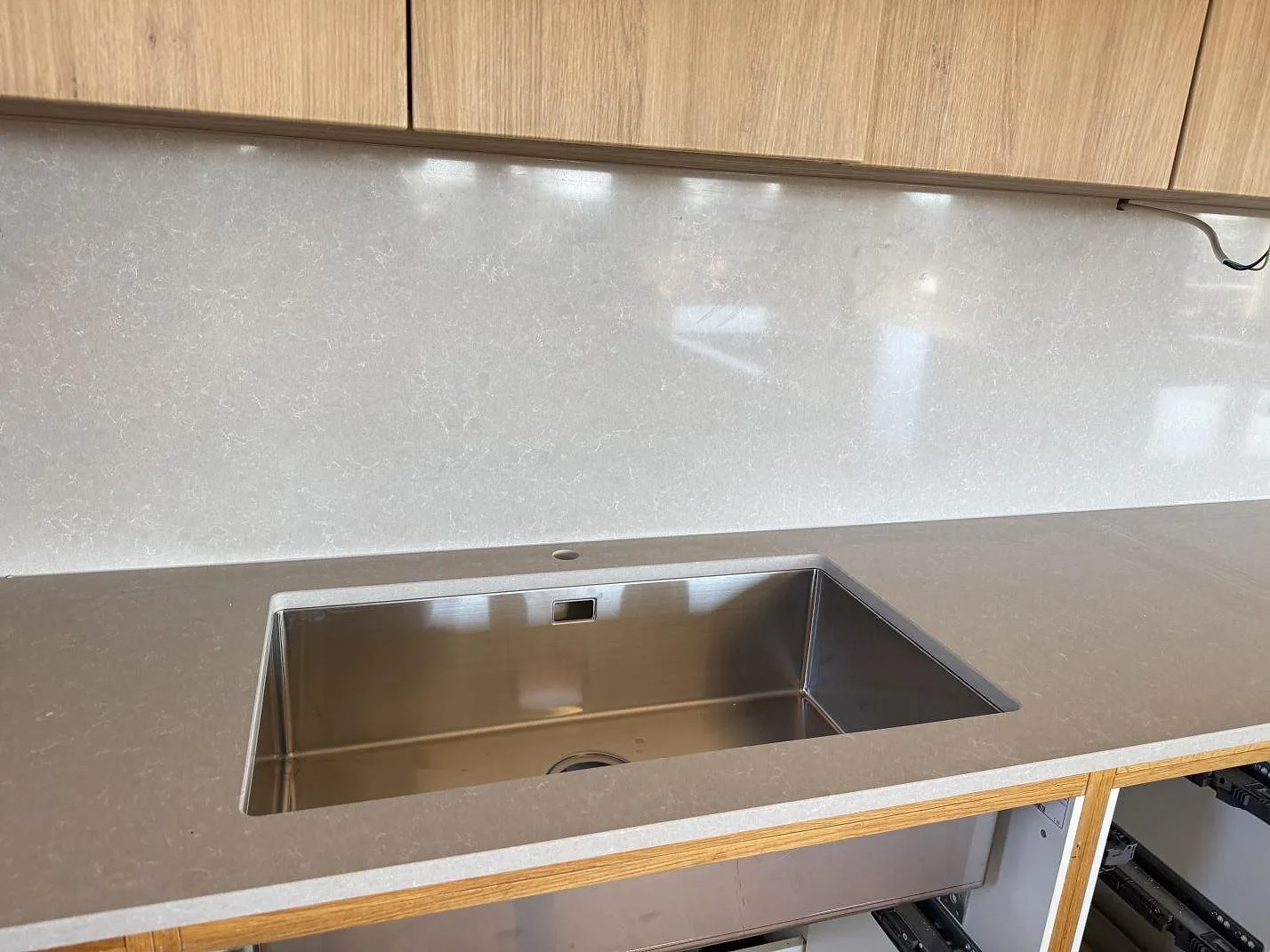 Køkkenbordplade i Technistone Noble Ivory White, Karlshamn – billede 3