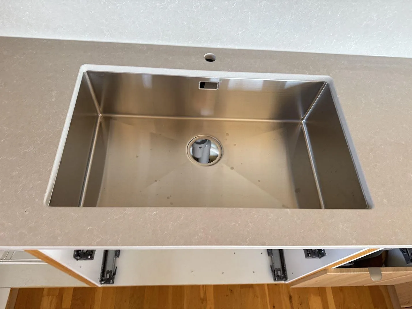 Køkkenbordplade i Technistone Noble Ivory White, Karlshamn – billede 4