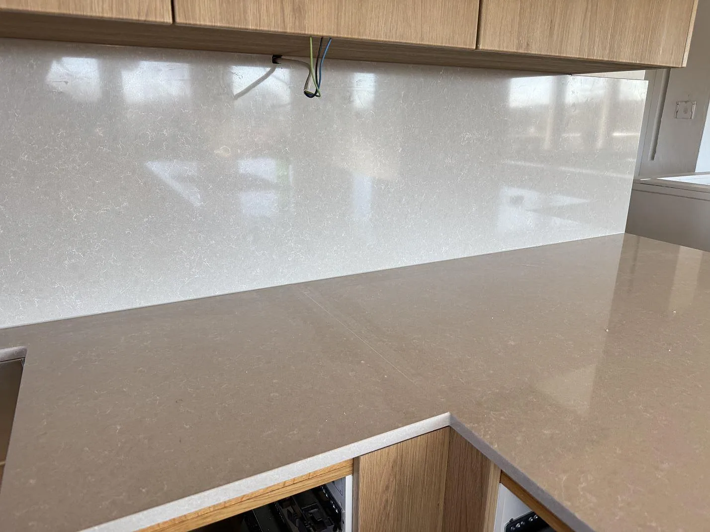 Køkkenbordplade i Technistone Noble Ivory White, Karlshamn – billede 2