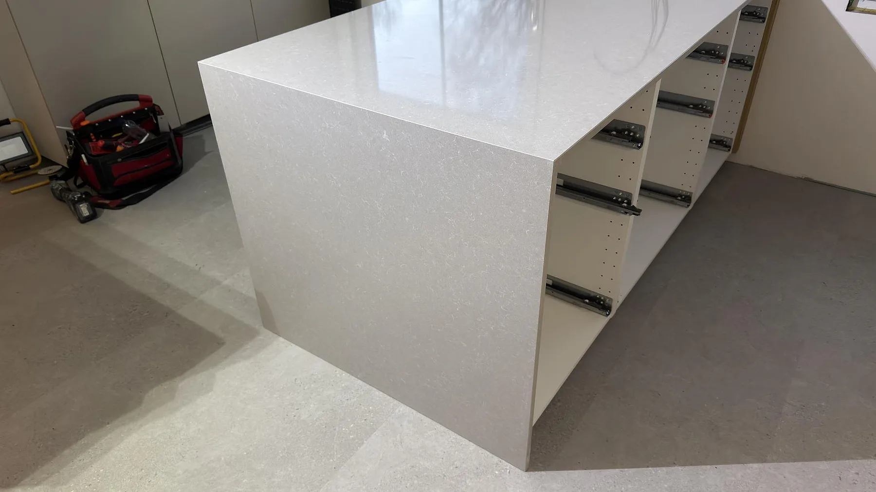 Køkkenbordplade i Technistone Noble Ivory White, Karlskoga – billede 4
