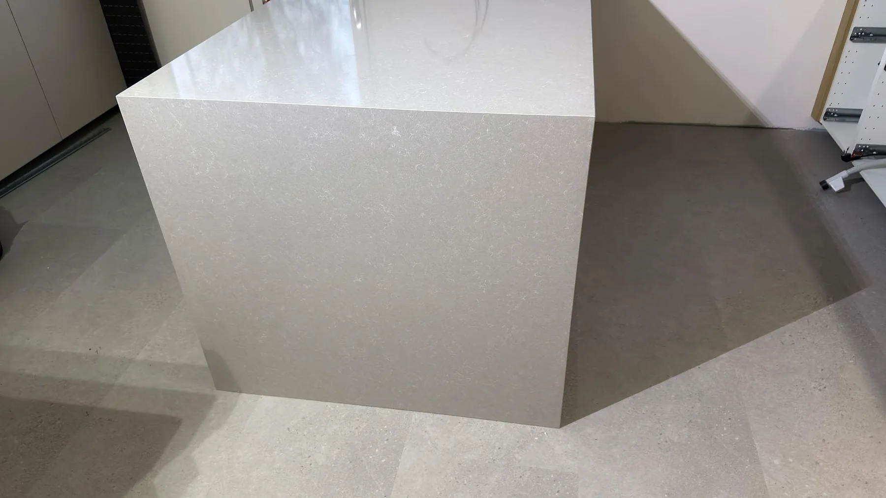 Køkkenbordplade i Technistone Noble Ivory White, Karlskoga – billede 5
