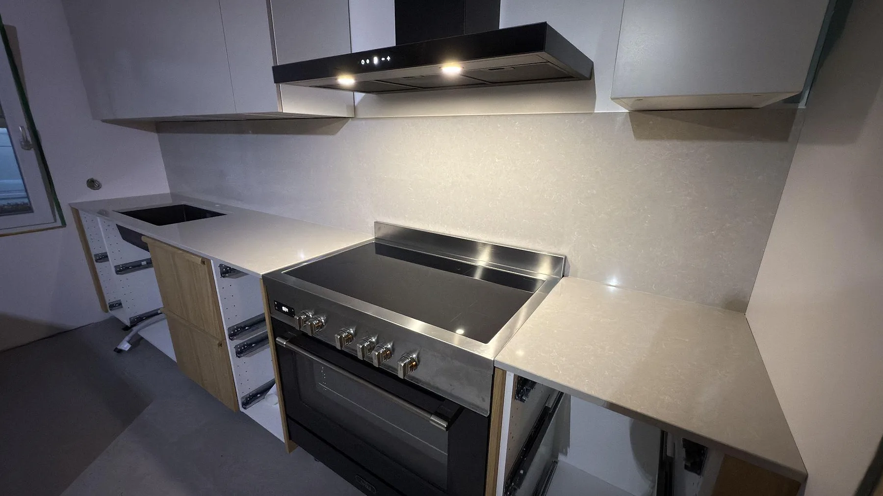 Køkkenbordplade i Technistone Noble Ivory White, Karlskoga – billede 3