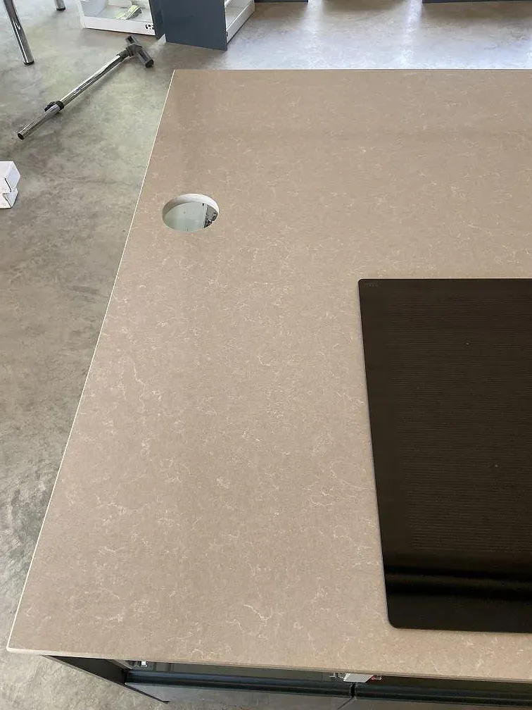Køkkenbordplade i Technistone Noble Ivory White, Kivik – billede 3
