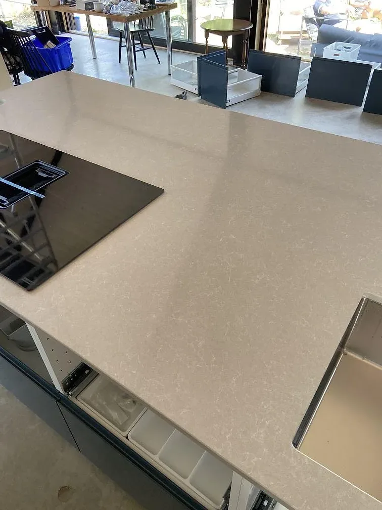 Køkkenbordplade i Technistone Noble Ivory White, Kivik – billede 4