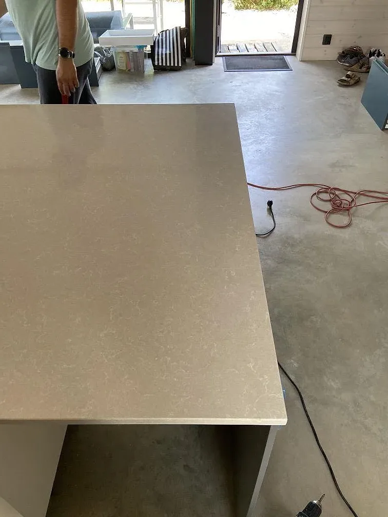 Køkkenbordplade i Technistone Noble Ivory White, Kivik – billede 5