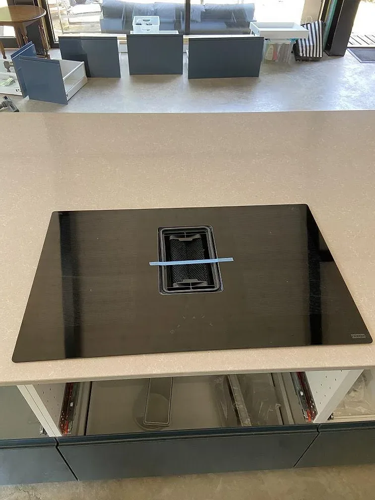Køkkenbordplade i Technistone Noble Ivory White, Kivik – billede 2