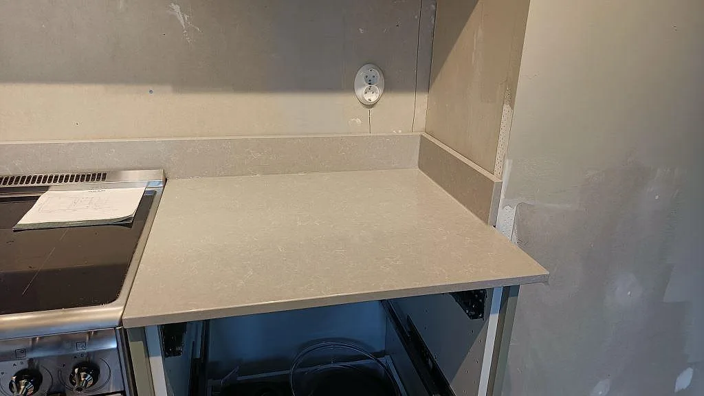 Køkkenbordplade i Technistone Noble Ivory White, Klagshamn – billede 4