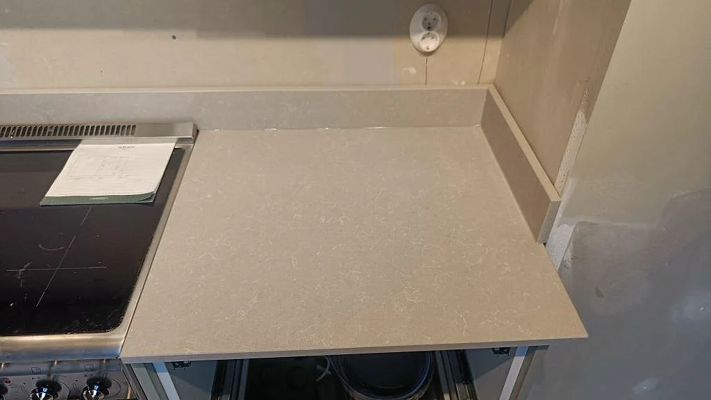Køkkenbordplade i Technistone Noble Ivory White, Klagshamn – billede 5
