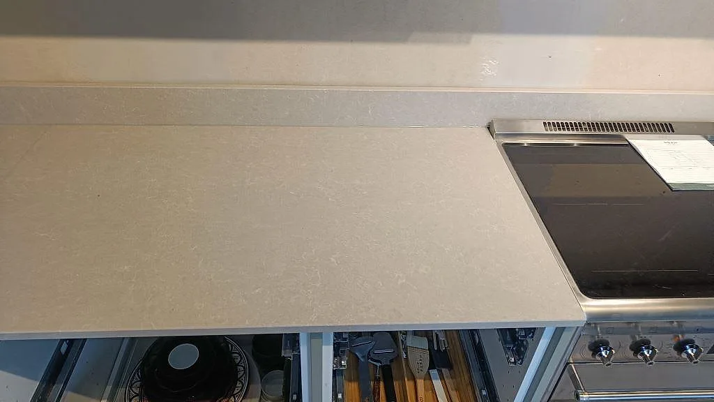 Køkkenbordplade i Technistone Noble Ivory White, Klagshamn – billede 7