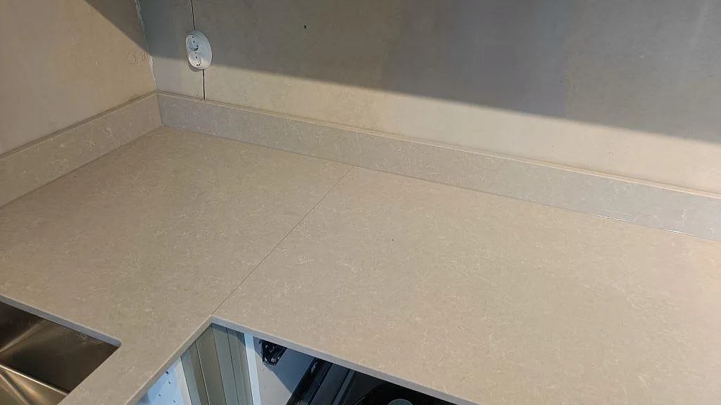 Køkkenbordplade i Technistone Noble Ivory White, Klagshamn – billede 6