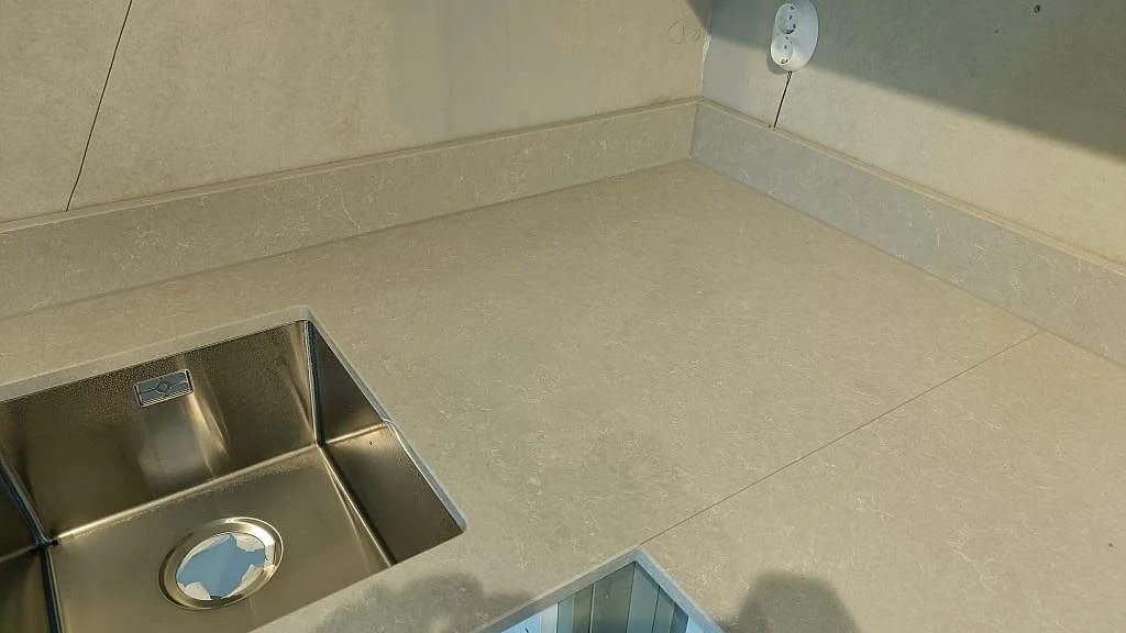 Køkkenbordplade i Technistone Noble Ivory White, Klagshamn – billede 3