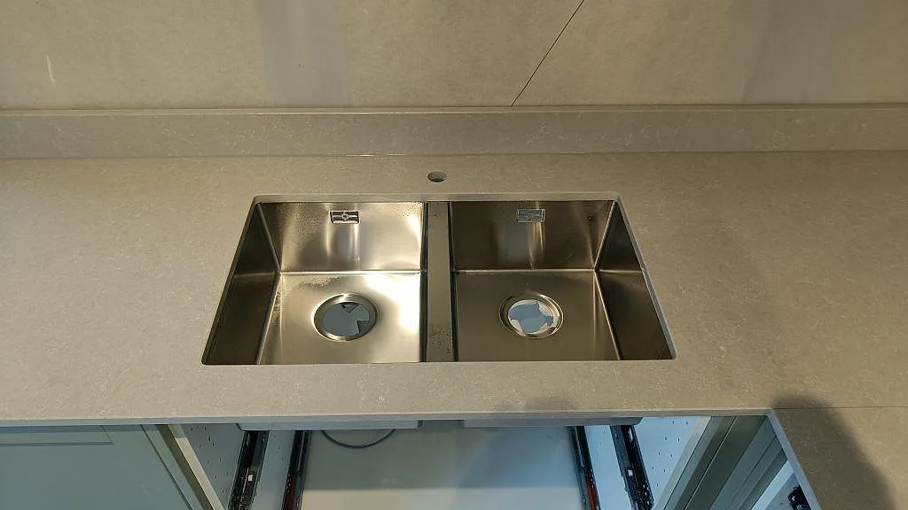 Køkkenbordplade i Technistone Noble Ivory White, Klagshamn – billede 2