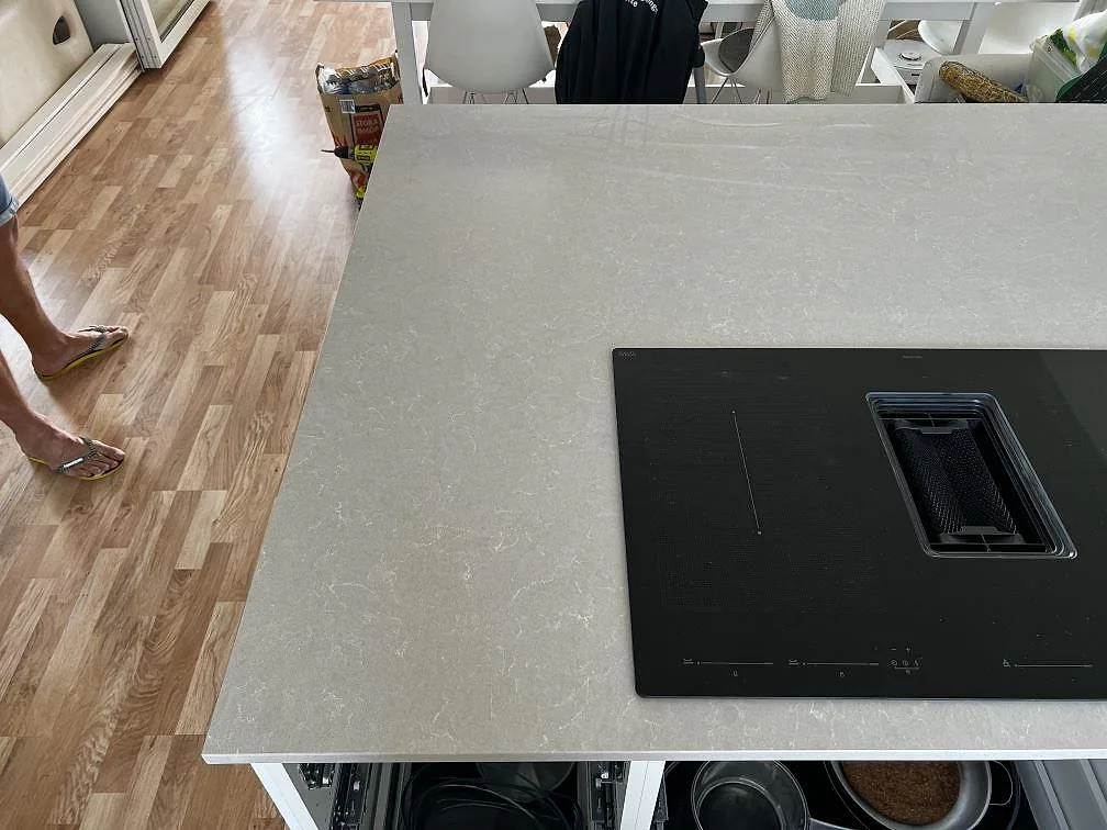Køkkenbordplade i Technistone Noble Ivory White, Klagshamn – billede 3