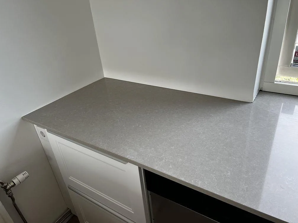 Køkkenbordplade i Technistone Noble Ivory White, Klagshamn – billede 5