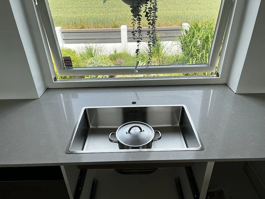 Køkkenbordplade i Technistone Noble Ivory White, Klagshamn