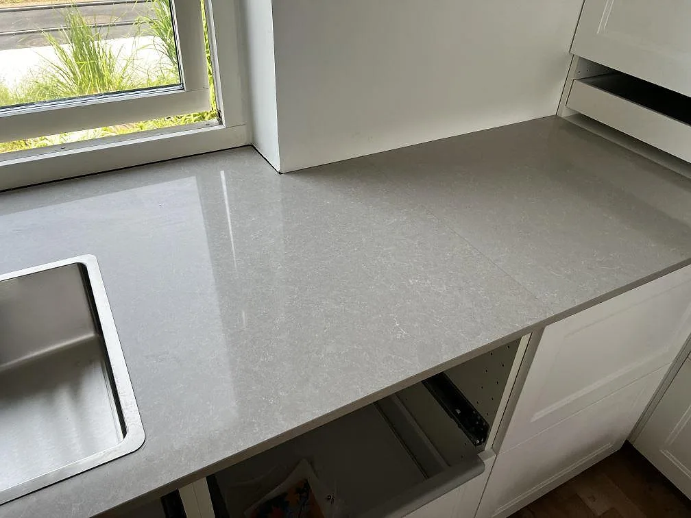 Køkkenbordplade i Technistone Noble Ivory White, Klagshamn – billede 6