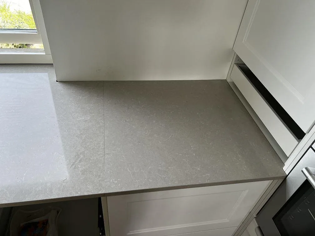 Køkkenbordplade i Technistone Noble Ivory White, Klagshamn – billede 7
