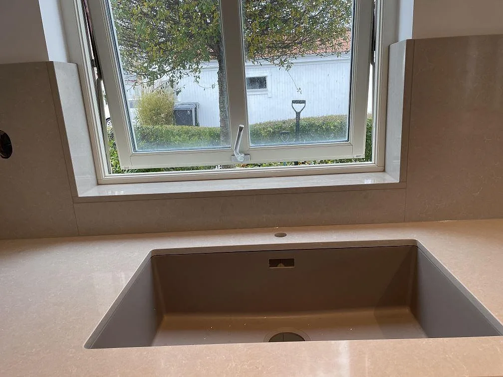 Køkkenbordplade i Technistone Noble Ivory White, Klagshamn – billede 6