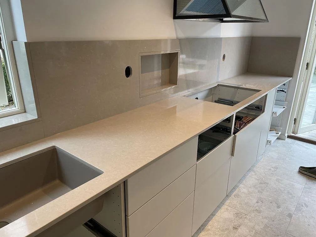 Køkkenbordplade i Technistone Noble Ivory White, Klagshamn